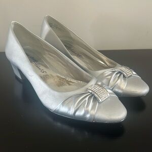Easy Street Alive 5 Eloise Pumps Silver Satin Bow Chunky Heel Size 7 1/2 Narrow‎